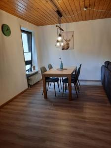 comedor con mesa y sillas en 2-Zimmer Ferienwohnung-Einklang im schönen Südschwarzwald en Todtnau