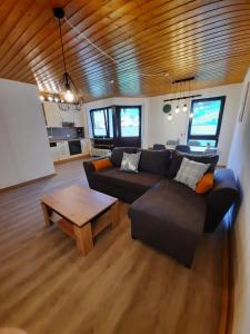 sala de estar con sofá y mesa de centro en 2-Zimmer Ferienwohnung-Einklang im schönen Südschwarzwald en Todtnau