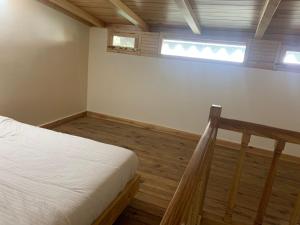 1 dormitorio con cama y ventana en The Kumaon Retreat, en Nainital