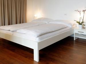 Un pat sau paturi într-o cameră la Zermatt Appartements