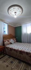 Un dormitorio con una cama y un techo. en Casa Lotfi, en Chefchaouen
