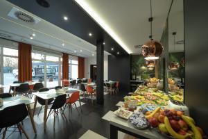 a restaurant with a buffet of food on a table at Kelman Inn Global Nowa Sól in Nowa Sól
