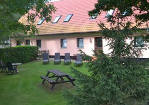 a picnic table and chairs in front of a building at Haus Simone in Insel Poel