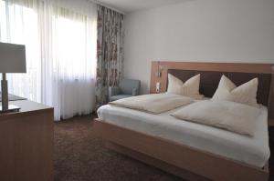 Postel nebo postele na pokoji v ubytování Hotel-Pension-Jasmin