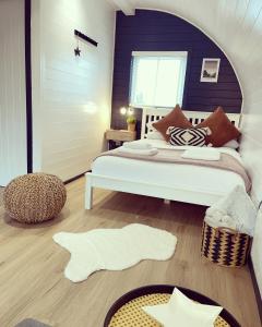 1 dormitorio con cama blanca y ventana en Apex Studio Pod & Jacuzzi Bath, en Fort William