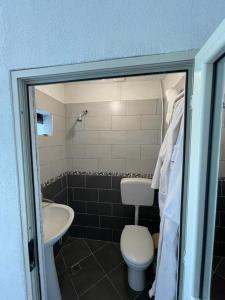 Koupelna v ubytování Hotel Kelmendi