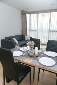 Gallery image of Entire apartment near BTS 2 bedrooms with view in Ban Song Hong