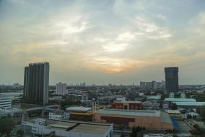 - une vue sur une ville au coucher du soleil avec des bâtiments dans l'établissement Entire apartment near BTS 2 bedrooms with view, à Ban Song Hong