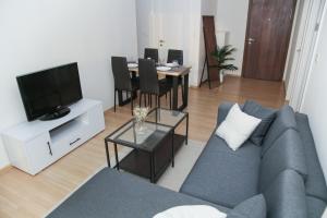 sala de estar con sofá y mesa con sillas en Entire apartment near BTS 2 bedrooms with view, en Ban Song Hong