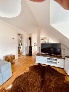 a living room with a large flat screen tv at Luxuriöses Apartment mit Parkplatz - Klimaanlage -Netflix in Coburg