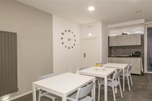 Kuchyň nebo kuchyňský kout v ubytování Casa Mirko - B & B con stazione ricarica auto elettriche parcheggio privato auto moto biciclette