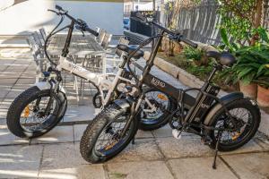 Jízda na kole v ubytování Casa Mirko - B & B con stazione ricarica auto elettriche parcheggio privato auto moto biciclette nebo okolí