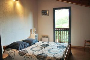 un dormitorio con una cama y una ventana en patio seignosse plage 6 couchages, en Seignosse 17 fotos más