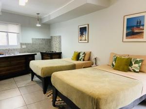 Letto o letti in una camera di Lizard King Hotel & Suites