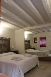 sypialnia z dwoma łóżkami i dużym lustrem w obiekcie CHIARA HOUSE VENICE w Wenecji