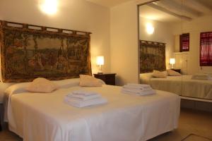 sypialnia z 2 łóżkami z białą pościelą i lustrem w obiekcie CHIARA HOUSE VENICE w Wenecji +8 zdjęć