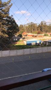 a tennis court behind a fence with a tennis court at Departamento en El Tabo in El Tabo