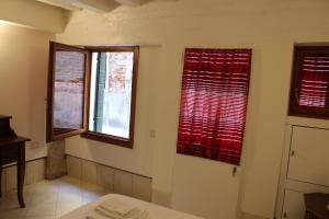 Łóżko lub łóżka w pokoju w obiekcie CHIARA HOUSE VENICE