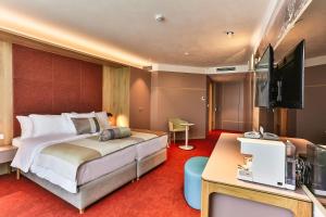 Postel nebo postele na pokoji v ubytování Carine Hotel Centar