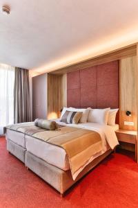 Postel nebo postele na pokoji v ubytování Carine Hotel Centar