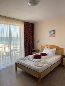 a bedroom with a bed with a view of the ocean at Kherim in Vama Veche