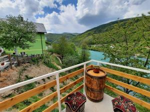 barril en un balcón con vistas al río en Apartmani Vila na Drini, en Foča