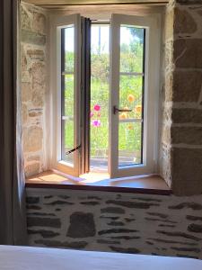 Habitación con 2 puertas francesas y ventana en Domaine de Kerdavid - Chambres d'hôtes à Remungol, en Évellys