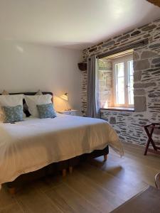 Rúm í herbergi á Domaine de Kerdavid - Chambres d'hôtes à Remungol