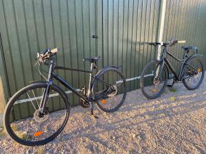 Deux vélos sont garés à côté d'un mur. dans l'établissement Prostens Bed & Breakfast, à Getinge