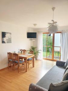 een woonkamer met een tafel en stoelen en een bank bij FEWO Mein Panama in Bernkastel-Kues