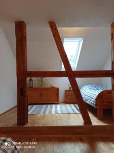 Tempat tidur dalam kamar di Neue Ferienwohnung in Illmensee Ruschweiler