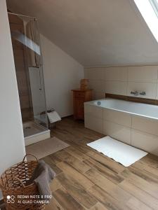 Koupelna v ubytování Neue Ferienwohnung in Illmensee Ruschweiler + 22 fotografií