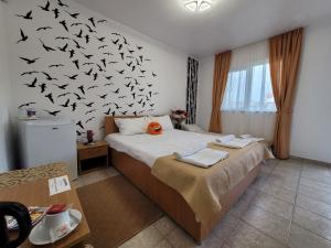 En eller flere senger på et rom på Vila Sophia