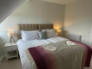 um quarto com uma cama com duas toalhas em Little Thistle Apartment em Whitebridge