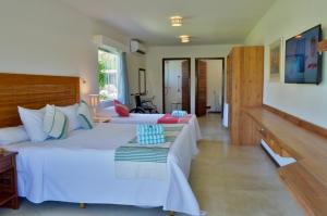 1 Schlafzimmer mit 2 Betten und einem Flachbild-TV in der Unterkunft PAUSA Hotel in Fortim