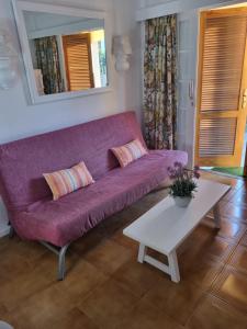 A seating area at Bungalow Santa Fe de 2 habitaciones