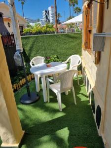 A garden outside Bungalow Santa Fe de 2 habitaciones
