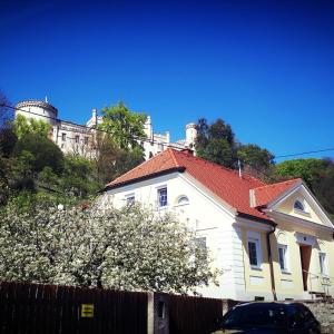 uma casa branca no topo de uma colina em Schlossapartments Wolfsberg em Wolfsberg