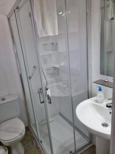 A bathroom at Bungalow Santa Fe de 2 habitaciones