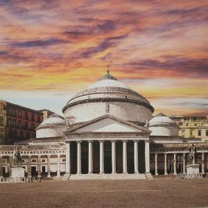 um edifício com uma cúpula e colunas à frente em Dimora San Ferdinando em Nápoles