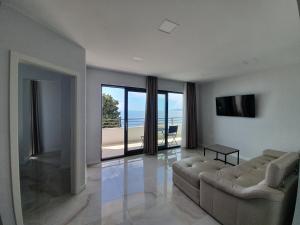 una sala de estar con 2 sofás y una ventana grande en Bellissima Apartments, en Brist