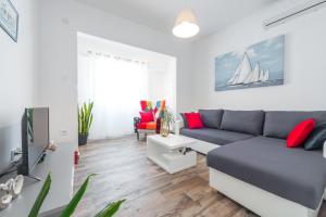 uma sala de estar com um sofá e uma televisão em Apartment Ruzica em Dubrovnik