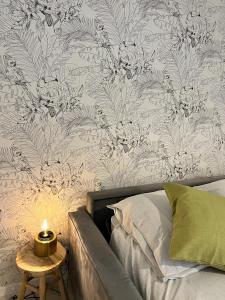 a bedroom with a bed with a flowery wallpaper at Le MACA 1 in Le Cannet