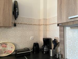 A kitchen or kitchenette at Athens Riviera: 2 bed / 3' walk from the beach