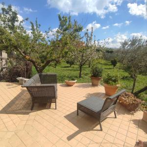 eine Terrasse mit 2 Stühlen und einem Tisch in der Unterkunft Casa di Heidi in Cerreto Sannita