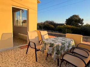 A balcony or terrace at Athens Riviera: 2 bed / 3' walk from the beach