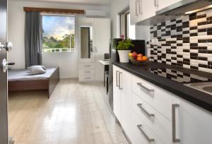 A kitchen or kitchenette at Cozy Bright Studio