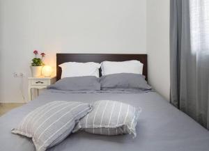 A bed or beds in a room at Cozy Bright Studio