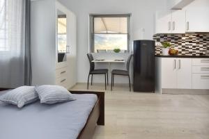 A kitchen or kitchenette at Cozy Bright Studio