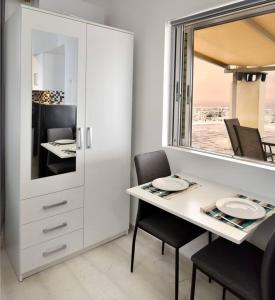A kitchen or kitchenette at Cozy Bright Studio